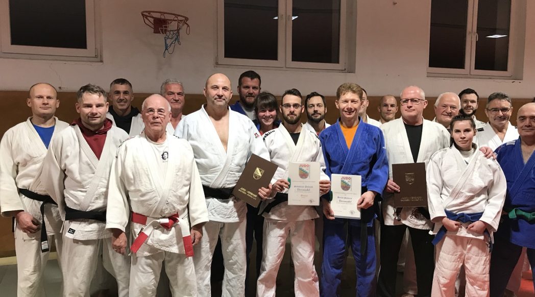 Judo zeigen stolz ihre Auszeichnungen