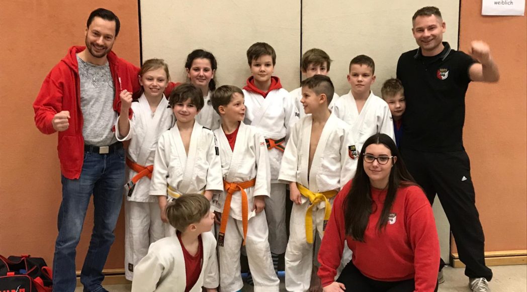 Gruppenfoto mit kleinen Judoka und ihren Trainern