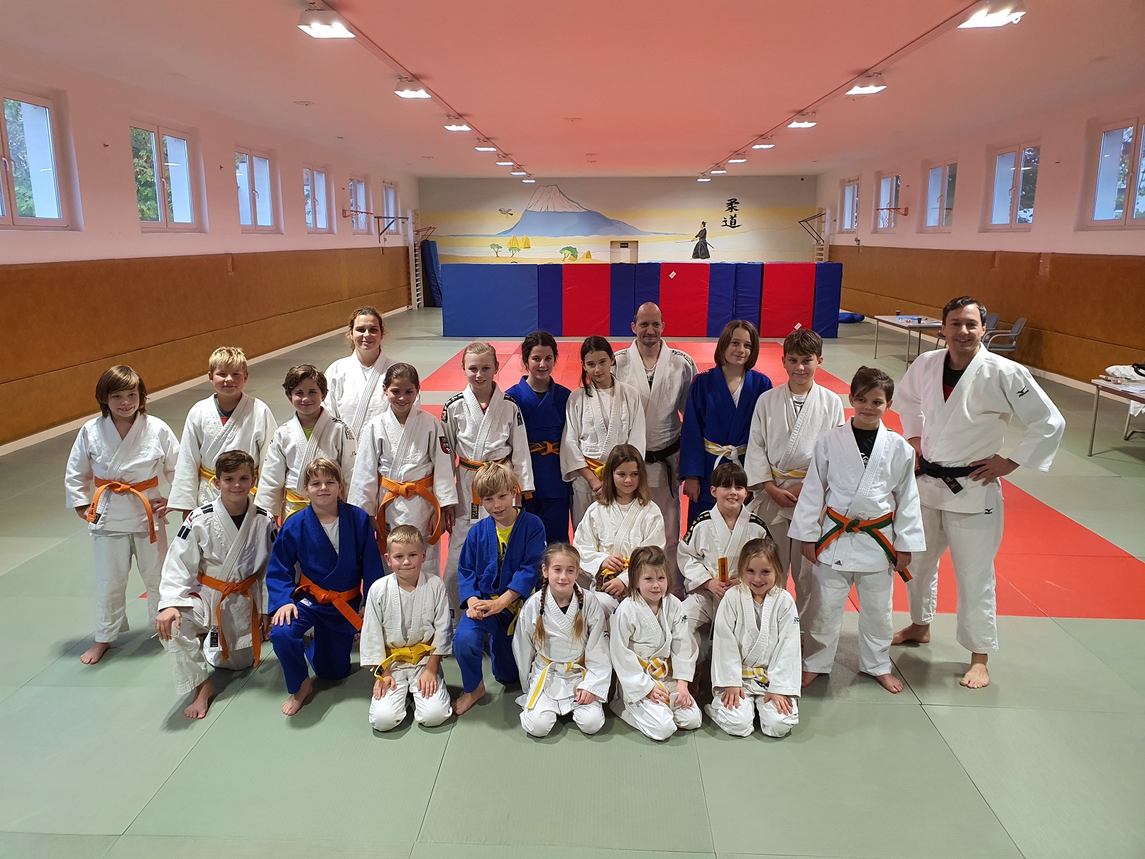 glückliche Judoka nach bestandener Gürtelprüfung