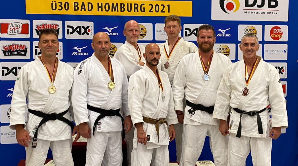 sieben glückliche Medaillengewinner des FSV Magdeburg