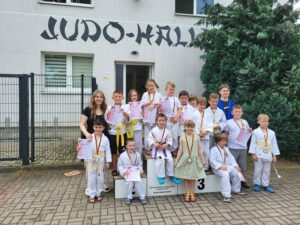 Glückliche Judokinder mit Medaillen