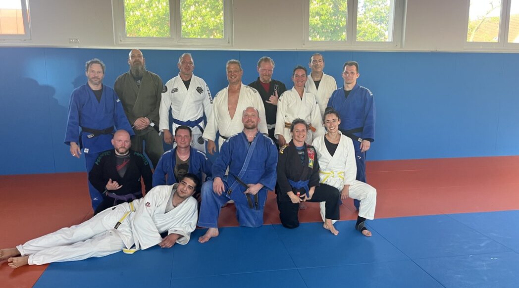Kampfsportler beim gemeinsamen Training