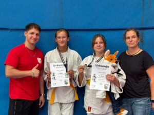 Strahlende Judoka und TRainer des FSV Magdeburg
